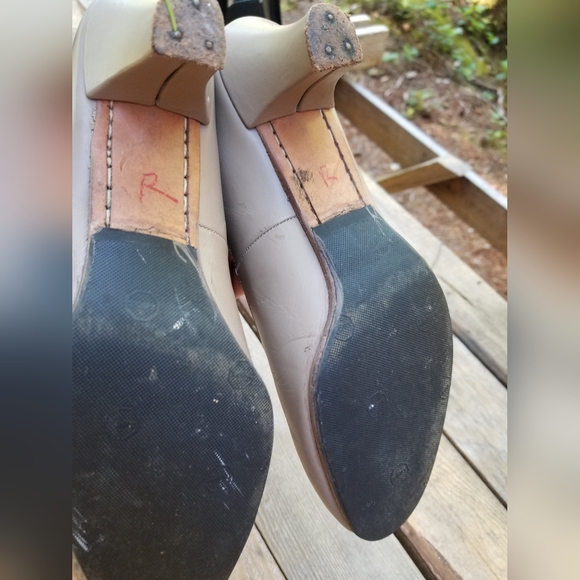 Size 9 Dance Shoes Capezio Ballet Ladies Leather Grey - Picture 5 of 9